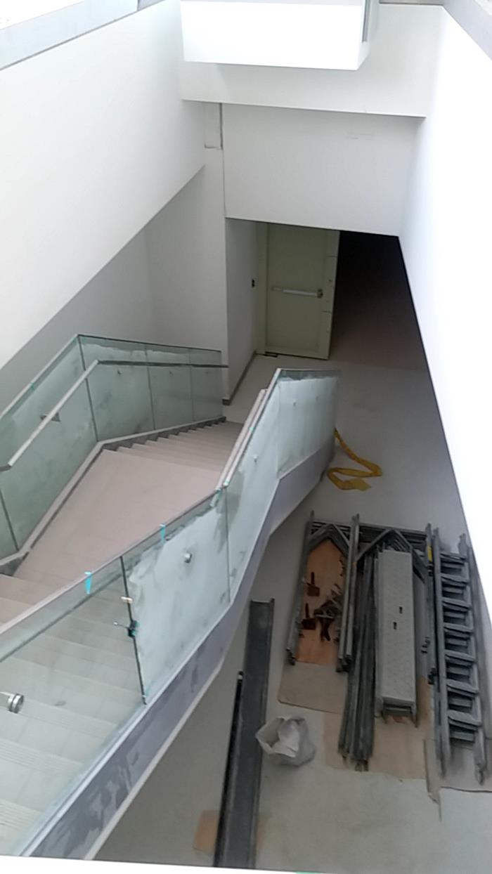 樓梯玻璃安裝及矽膠施打工程01