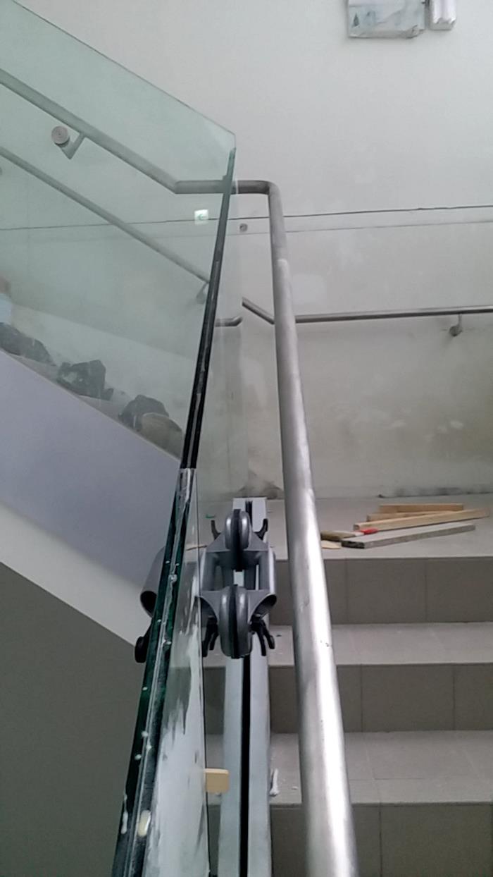 樓梯玻璃安裝及矽膠施打工程03